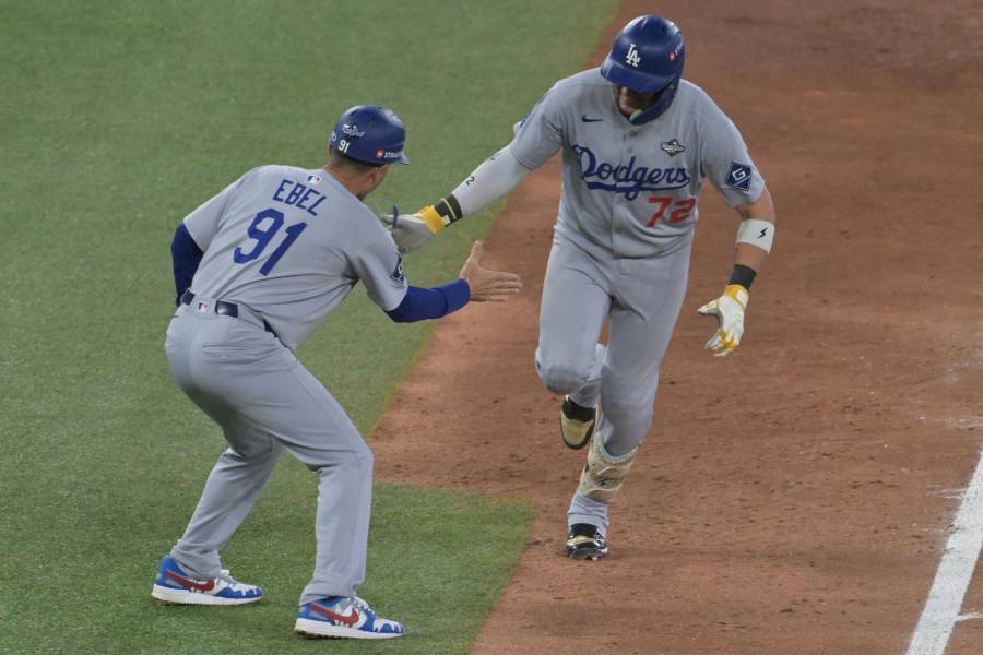 Miguel Rojas (D) con cuadrangular en la novena entrada para empatar el juego 4-4.