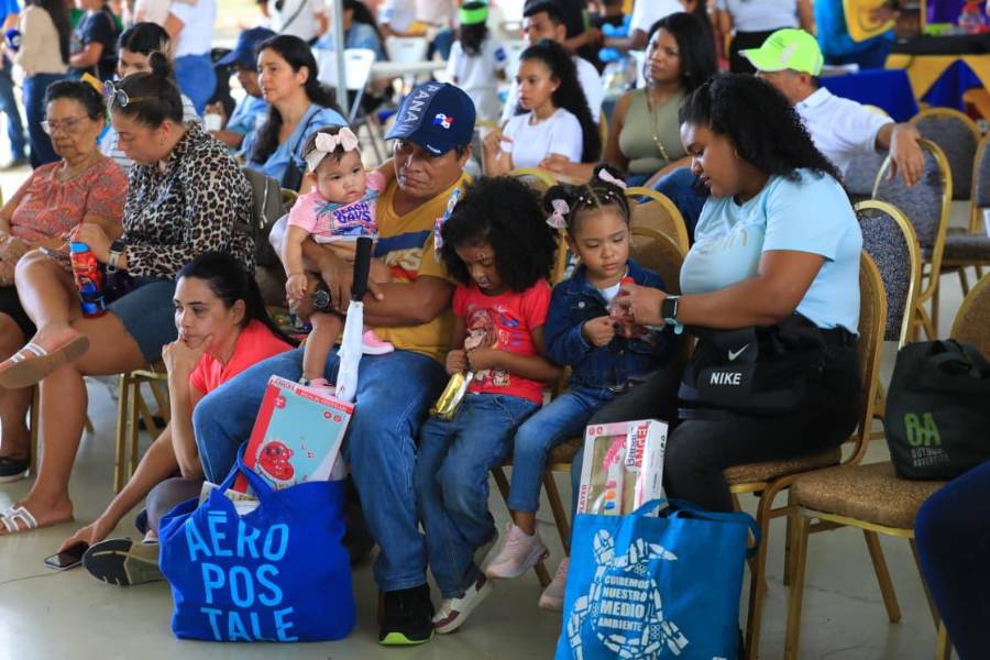 Familia disfrutando de las actividades recreativas.