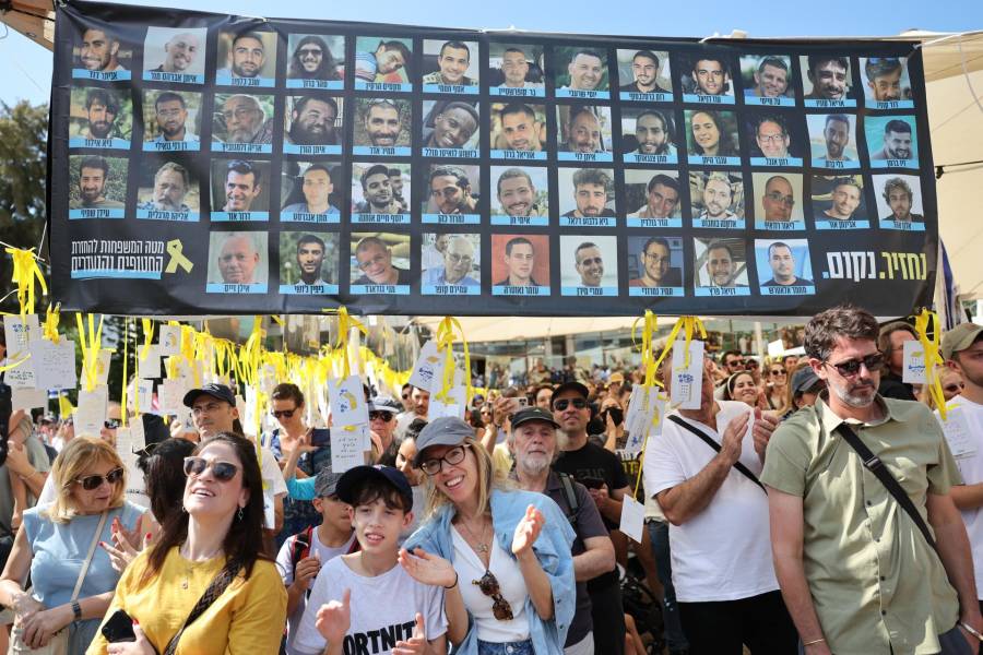Los israelíes celebran la liberación de los rehenes retenidos por Hamás mientras lo ven en una pantalla en la Plaza de los Rehenes en Tel Aviv, Israel.