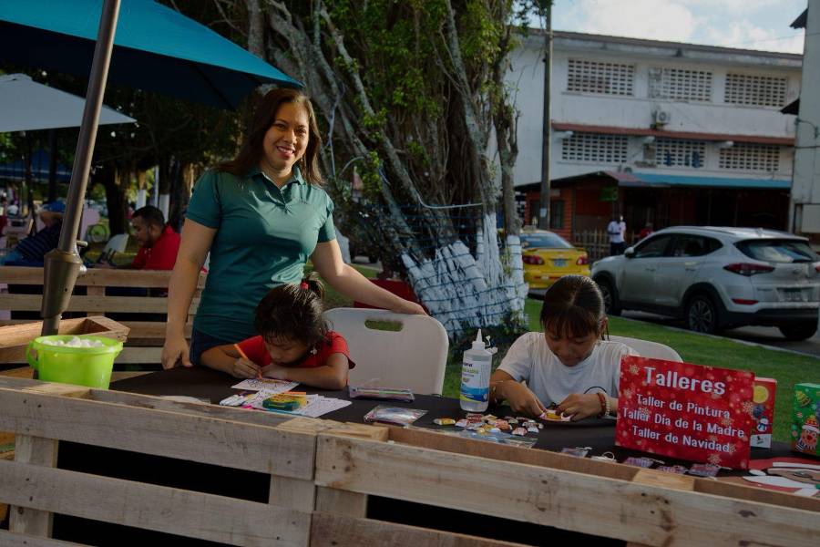 Alcaldía de Colón y Cobre Panamá encienden la Navidad en el Paseo Marino