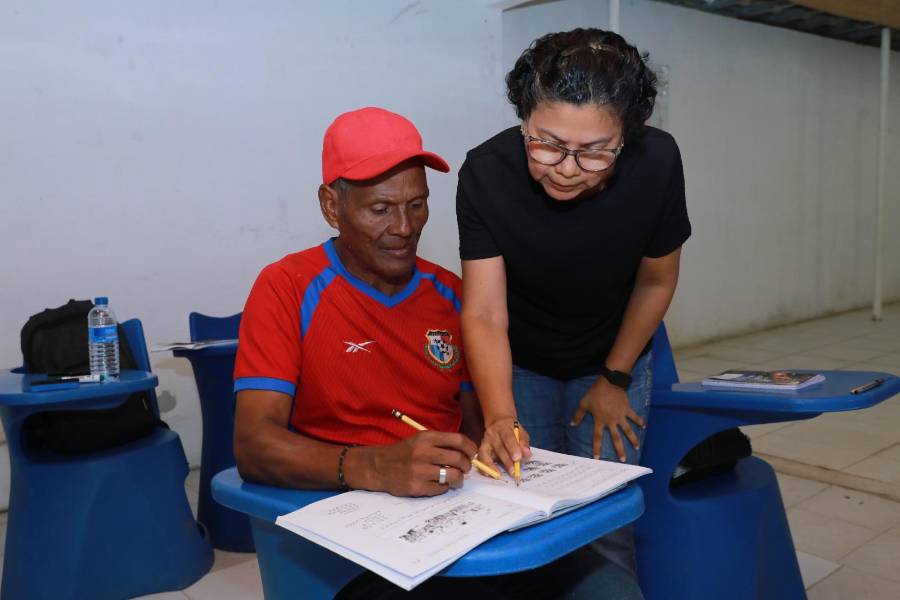 Don Fernando asiste puntualmente a clases.