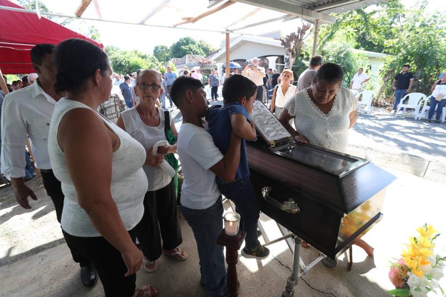 El adiós a Elena Barría, primera víctima del terremoto en Panamá