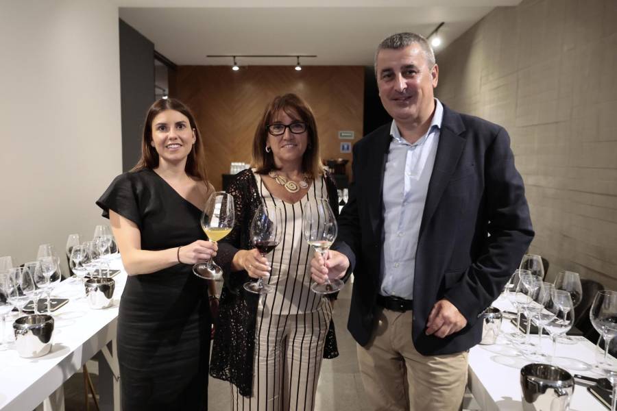 La delegada del Gobierno Vasco en México, Ainhoa Apeztegia (i), la consejera de Alimentación, Desarrollo Rural, Agricultura y Pesca del Gobierno Vasco, Amaia Barredo (c), y el somelier vasco Mikel Garaizabal posan durante una entrevista con EFE en la Basque Wine este martes, en Ciudad de México (México).