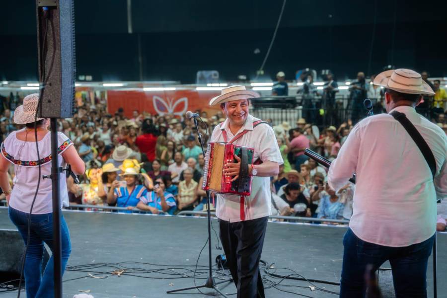 Ministerio de Cultura homenajea a Nenito Vargas y Los Plumas Negras por su legado en la música típica