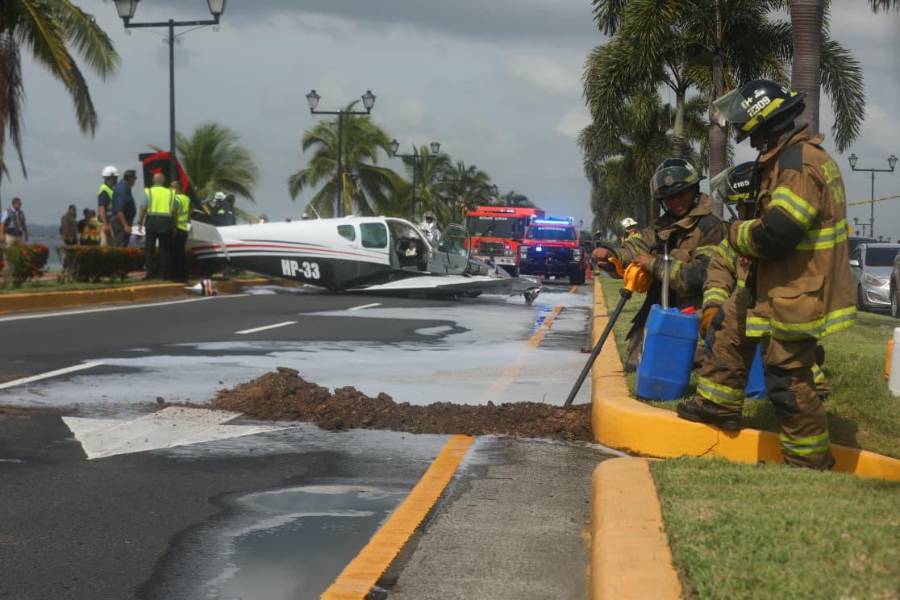 ¡De película! Avioneta cayó en la Calzada de Amador. No hay heridos de gravedad [VIDEO]