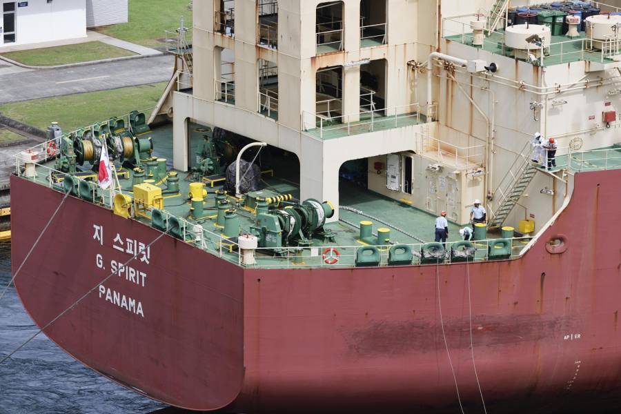 Fotografía que muestra el buque que pagó el récord de 5,3 millones de dólares en una subasta para cruzar el Canal de Panamá, este martes en las esclusas de Agua Clara del Canal de Panamá, en Colón (Panamá). EFE/ Bienvenido Velasco