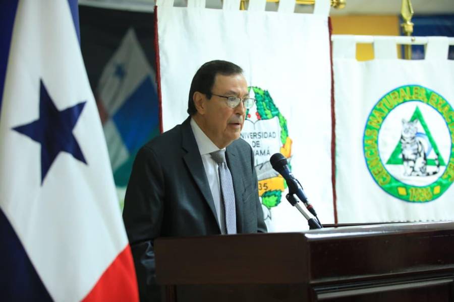 Su hermano menor, Carlos Vallarino.