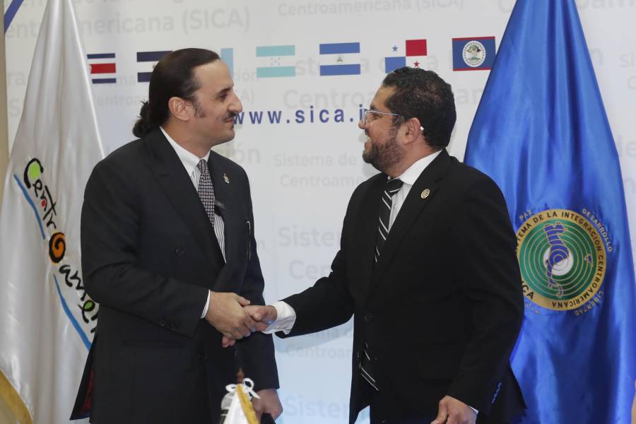 El presidente y fundador de The Embassy of Nature (TEON), VI Marqués de Lises, Luis Felipe Salvador y Campodónico, el secretario general de la Agencia de Promoción Turística de Centroamérica (CATA), Boris Iraheta (d),