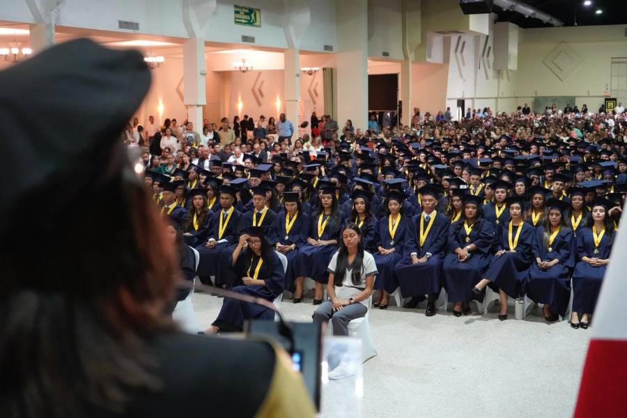 Los nuevos egresados de UDELAS celebran el cierre de una etapa.