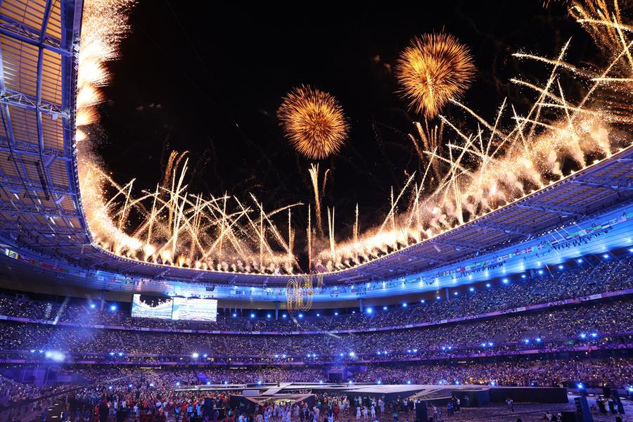 Fotografía del final de la ceremonia de clausura de los Juegos Olímpicos de París 2024 celebrada este domingo, en el Estadio de Francia en Saint-Denis (Francia).