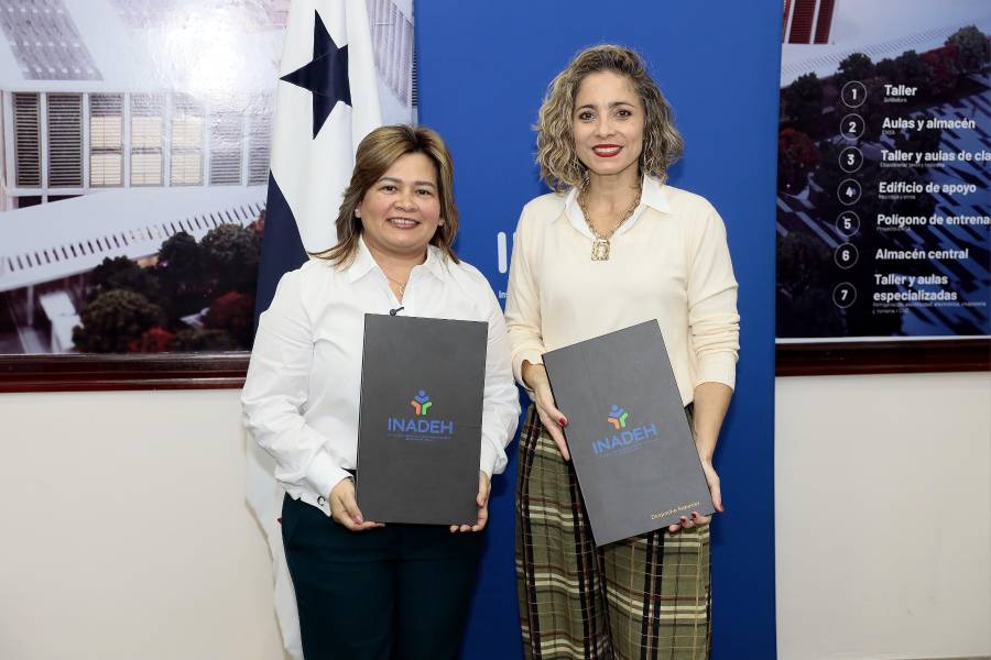 DIRECTORA DEL INADHE Y ADMINISTRADORA DE LA ATP AL MOMENTO DE LA FIRMA DEL ACUERDO