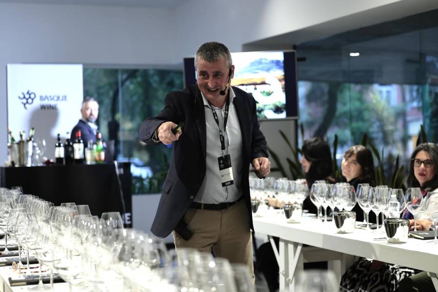 El somelier vasco Mikel Garaizabal dirige una cata de vinos durante la Basque Wine este martes, en Ciudad de México (México).