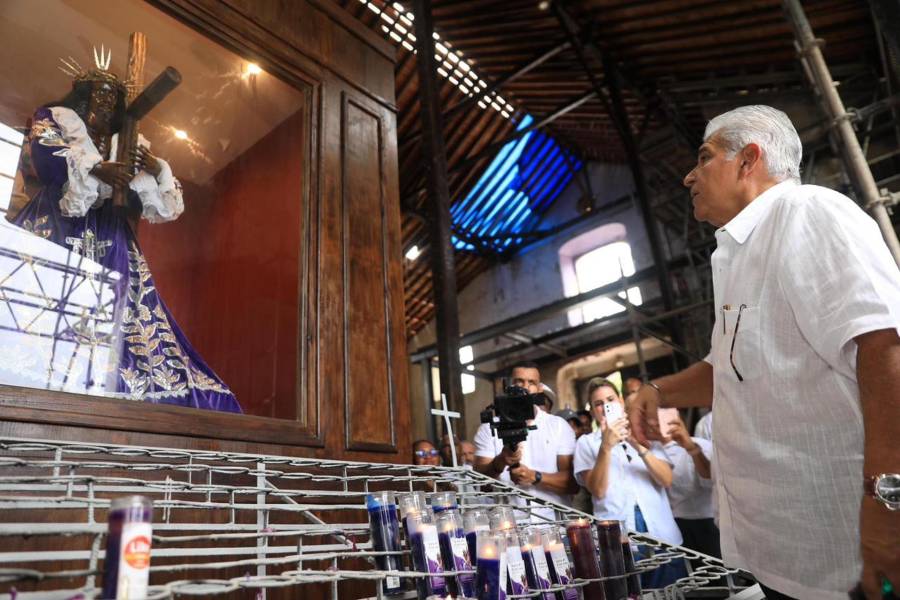 Fotografía cedida por la Presidencia de Panamá de su mandatario, José Raúl Mulino, durante una visita al Cristo Negro en la Iglesia de San Felipe en Portobelo, provincia de Colón.
