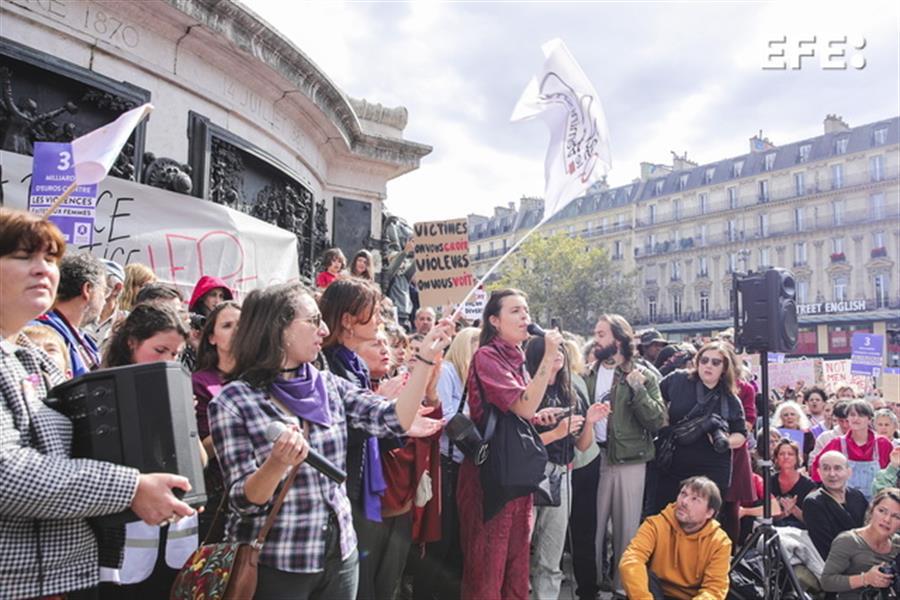 Manifestación de apoyo en París a Gisele Pelicot, víctima de violación en un caso del que se acusa a su marido y a medio centenar de hombres que abusaron de ella.