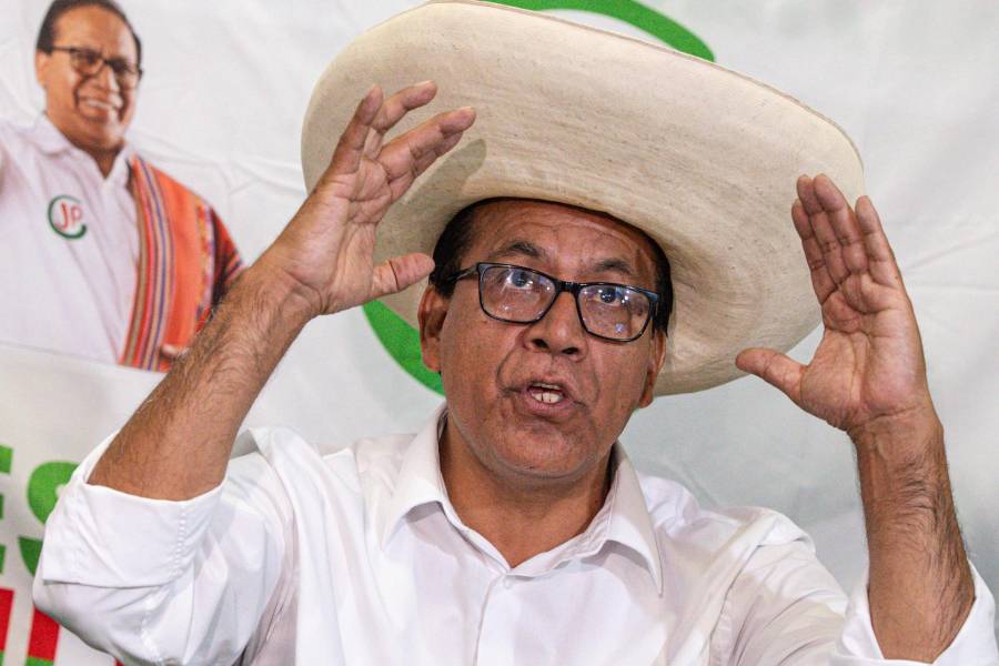 AME3142. LIMA (PERÚ), 13/04/2026.- El candidato a la presidencia por el partido de izquierda Juntos por el Perú, Roberto Sánchez.