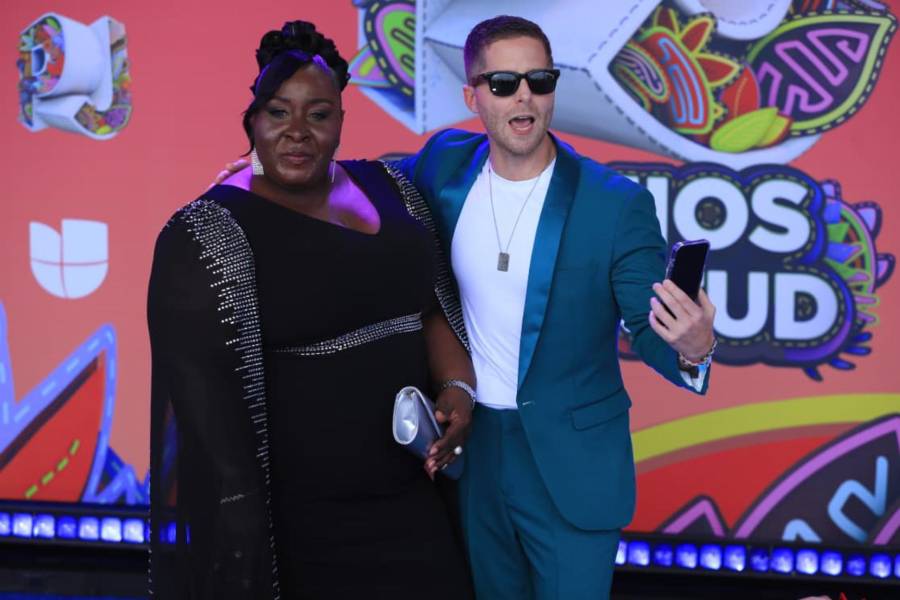 El alcalde capitalino Mayer Mizrachi junto a su invitada Beny Bastida en la Alfombra Azul de Premios Juventud 2025 el pasado 25 de septiembre.