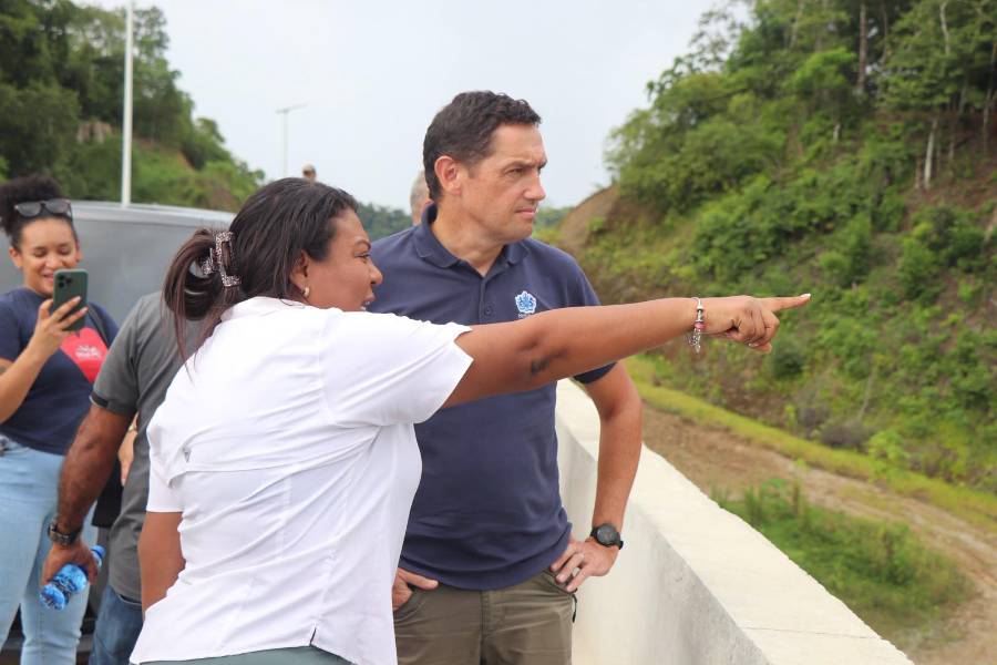 La alcaldesa de Pinogana, Nadine González junto al embajador Houston.