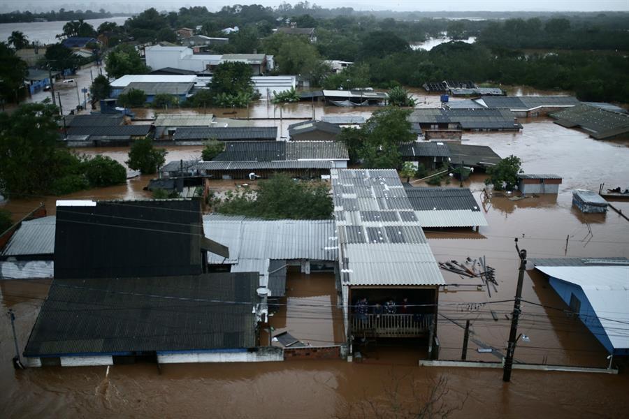 Fotografía aérea de una vasta zona inundada por las lluvias en Porto Alegre (Brasil).