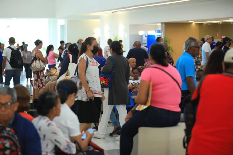 Usuarios abarrotaron el atrio de la Ciudad de la Salud en busca de cupos