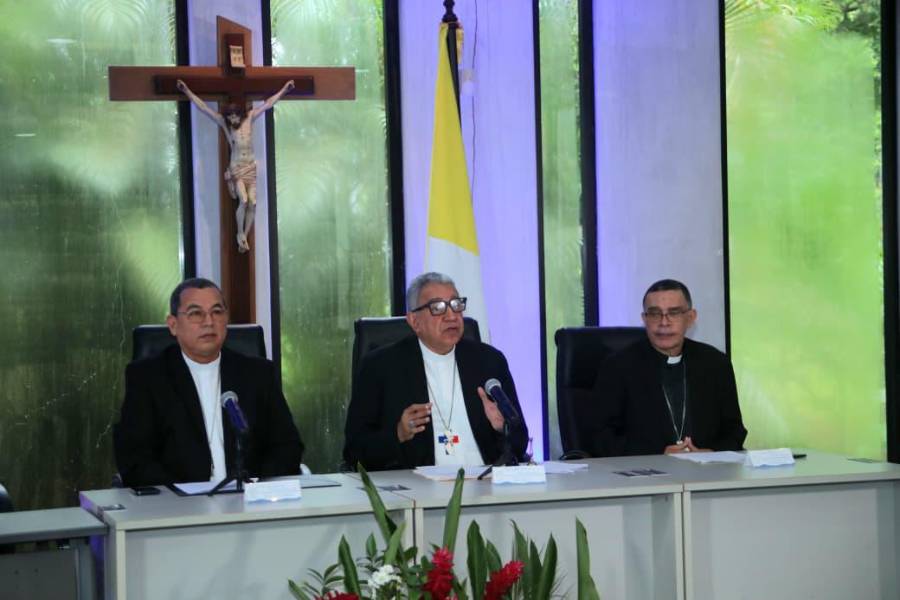 MONSEÑOR JOSÉ DOMINGO ULLOA ENCABEZÓ LA REUNIÓN DE LOS OBISPOS.