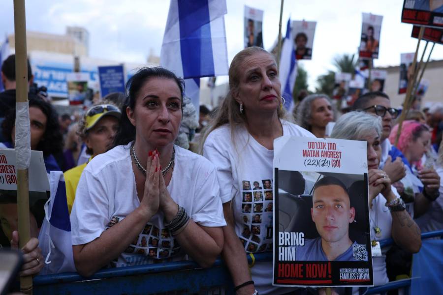 FOTODELDIA Tel Aviv (Israel), 13/10/2025.- Cientos de personas recibieron la liberación de los rehenes por parte de Hamás en Tel Aviv, Israel este lunes.