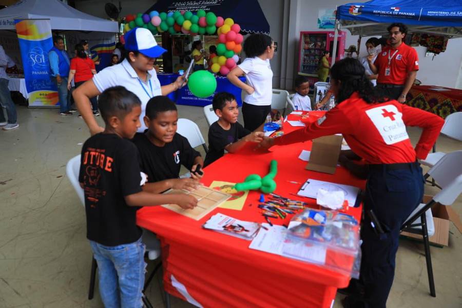 La Cruz Roja aportando su servicio a los niños.