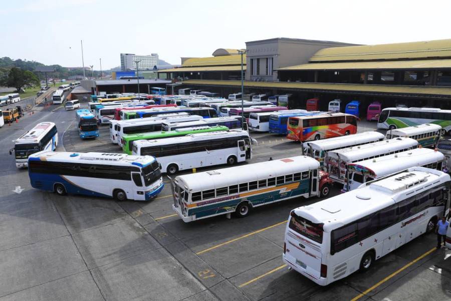 BUSES DEL OESTE EN TERMINAL DE ALBROOK.