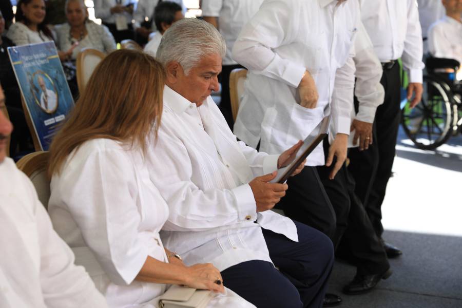 9 de Enero | En monumento ‘La Llama Eterna’, miembros de la gesta entregan placa a Mulino