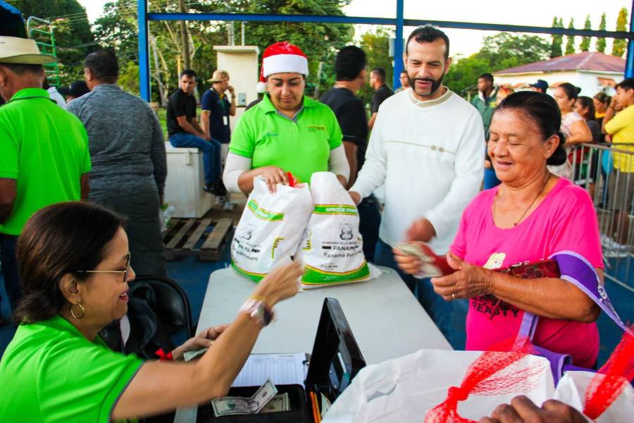 Las naviferias, que se desarrollan del 2 al 19 de diciembre, cubrirán 137 puntos y distribuirán 500,000 cajas navideñas.