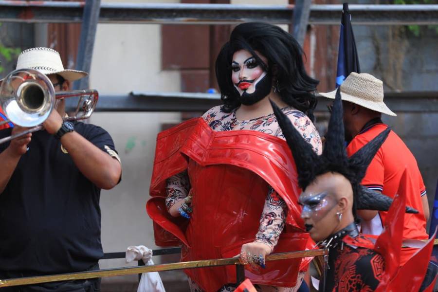 El Casco Antiguo se llenó de color, música y mensajes de respeto a la diversidad.