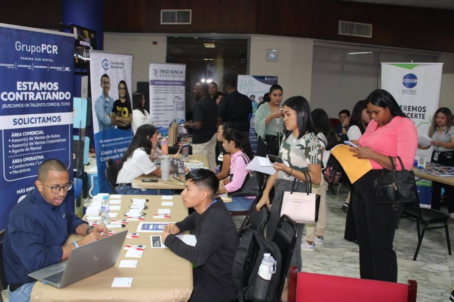 Universidad de Panamá realiza feria de empleo para conectar estudiantes con empresas