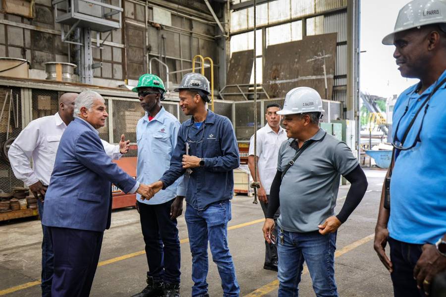 Tras recibir el cheque, el presidente Mulino realizó un recorrido por las instalaciones de la ACP en Colón y conversó con el personal canalero.