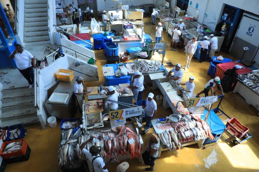 Mientras se abstienen de la carne, los puestos de pescado fresco y mariscos se llenan de compradores.