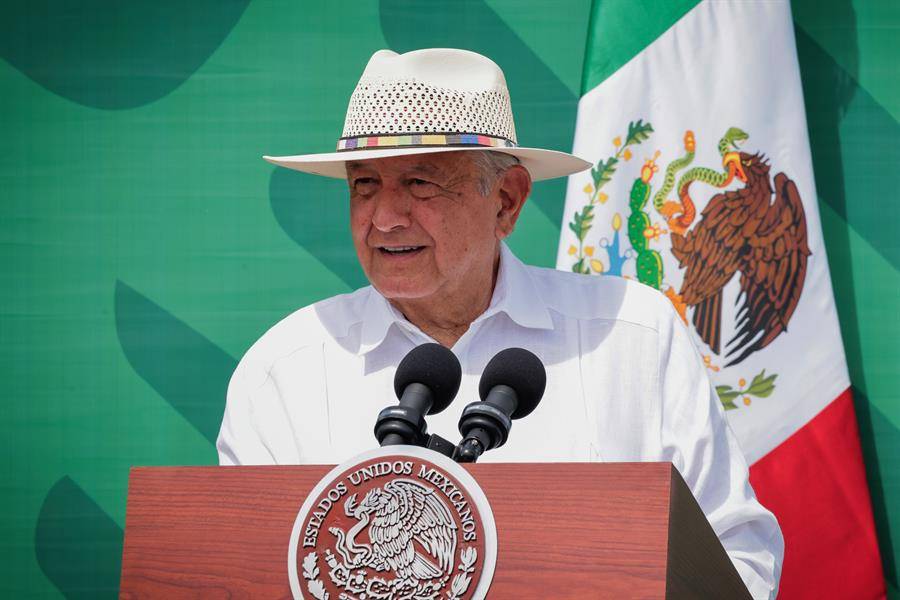 Fotografía cedida por la Presidencia de México que muestra al mandatario mexicano Andrés Manuel López Obrador durante una rueda de prensa este lunes en Mazatlán (México).