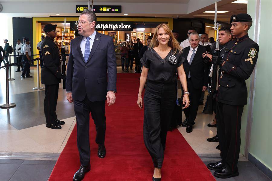 El presidente de Costa Rica llega a Panamá para la investidura de Mulino