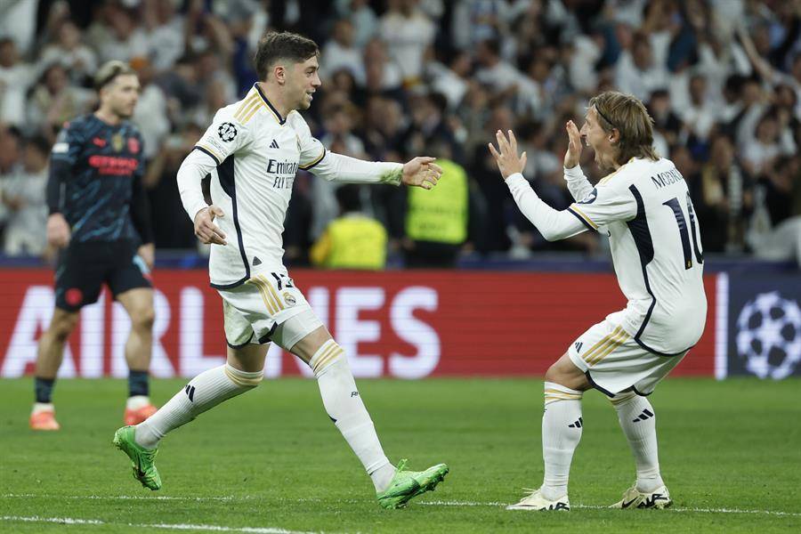 El centrocampista del Real Madrid Fede Valverde (i) celebra con Luka Modric su gol