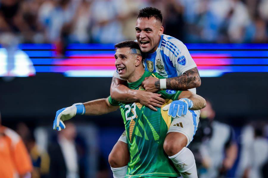 El portero Emiliano Martínez (I) de Argentina celebra con Lautaro Martínez (D) en la Copa América