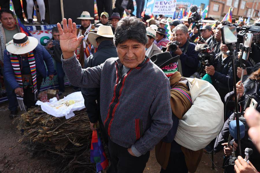 El expresidente de Bolivia y líder del oficialismo, Evo Morales, saluda este martes en Caracollo (Bolivia).