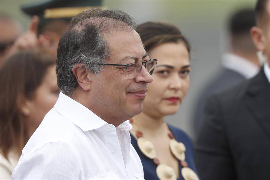 Petro llega a Panamá para asistir a la investidura del nuevo presidente