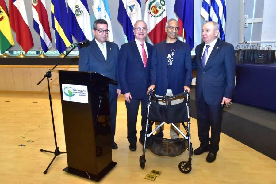 Reconocimiento al Dr. Julio Escobar por su trayectoria en innovación y seguridad, entregado por directivos del CLIPP.