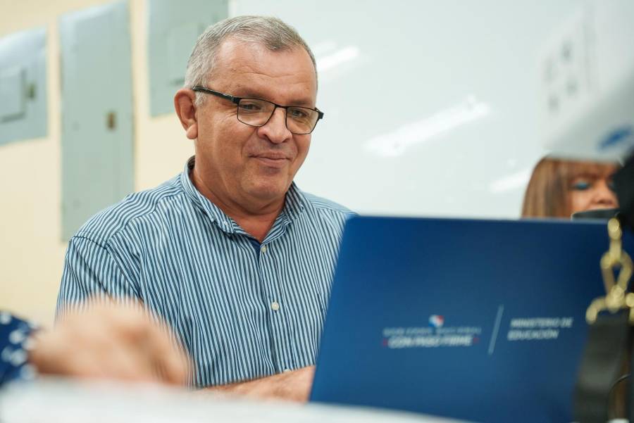 Profesor José Acevedo recibiendo una AI PC (computadoras con inteligencia artificial) en la Región Educativa de Los Santos (Panamá).