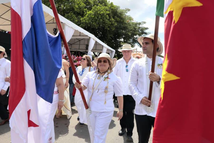Directora del Inadeh, abanderada en festejos de La Pintada