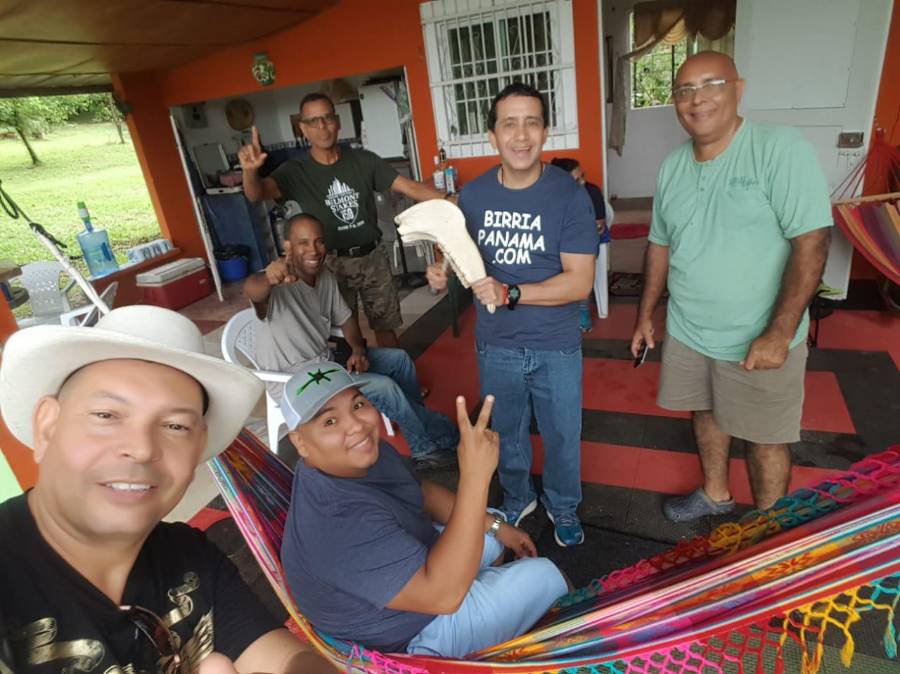 Alcides Rodríguez al fondo (junto a Adriano Duff, recientemente fallecido). Aparecen también en la imagen los fotógrafos Carlos Castro, Alvin García, don “Birria” y Pastor Morales.