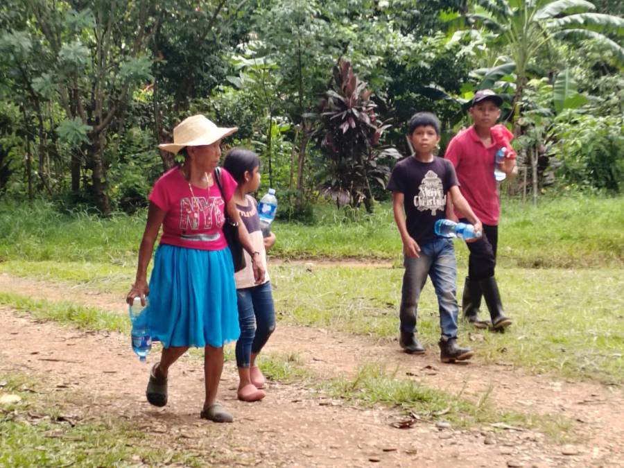 Mientras se esperan los resultados de los análisis de agua, las autoridades distribuyen agua embotellada a los residentes de las comunidades afectadas.
