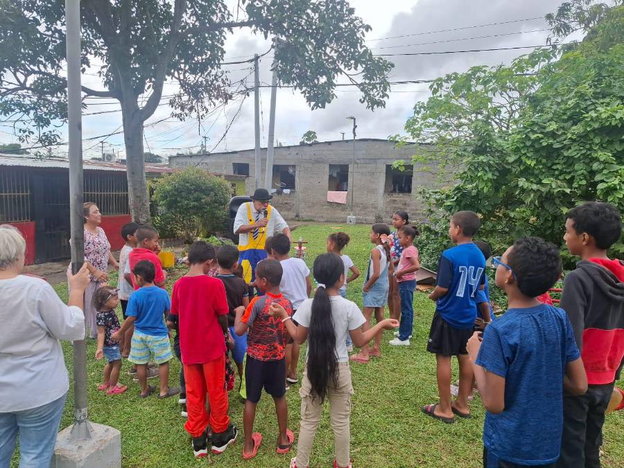 Taller con pequeños artistas de Juan Díaz