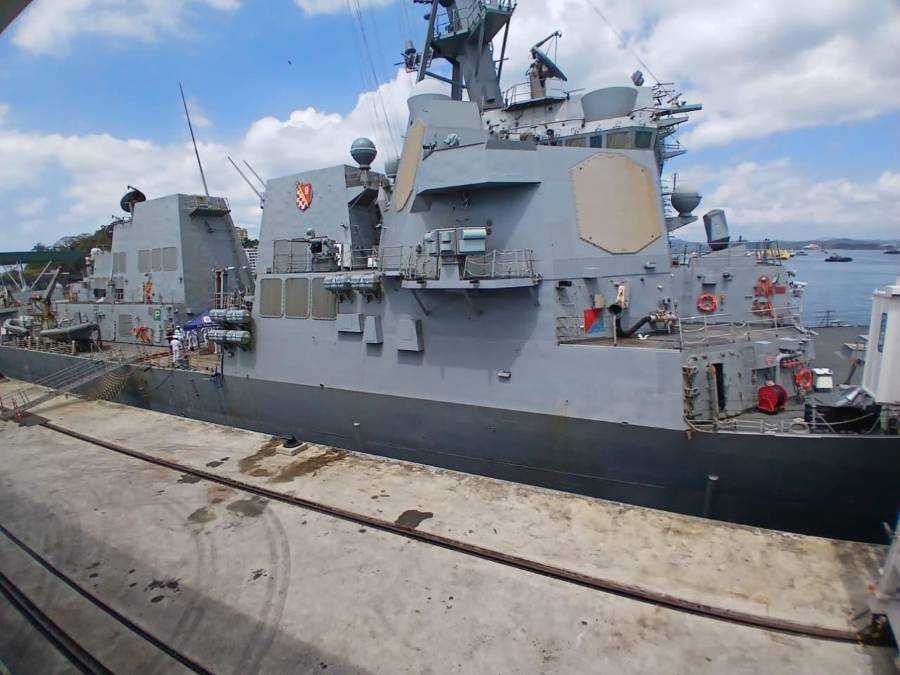 EL DESTRUCTOR USS GRIDLEY QUE ESCOLTA AL PORTAAVIONES.