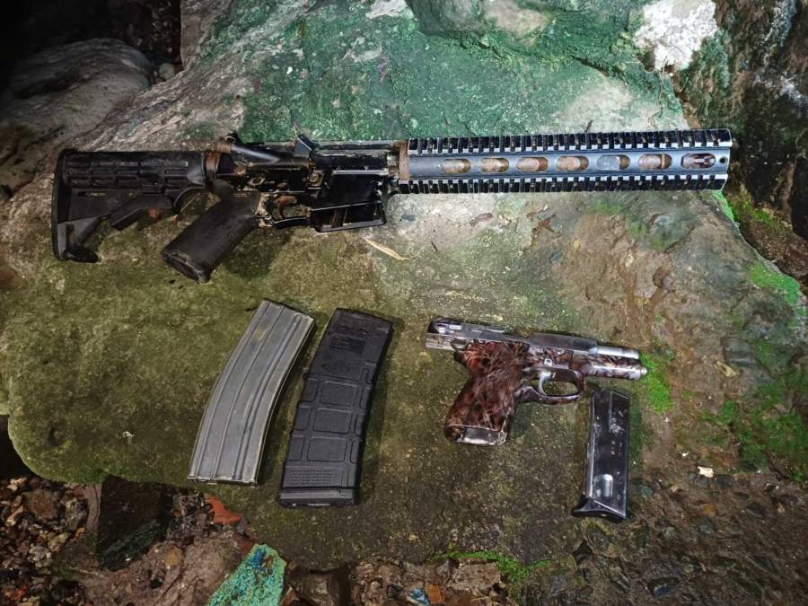Arma de fuego y fusil decomisado durante los allanamientos en San Miguelito.