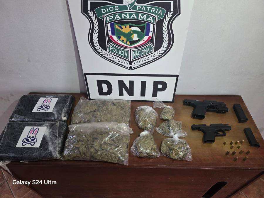 Dos paquetes con sustancia ilícita, seis armas de fuego y 30 municiones fueron . fueron decomisados durante los allanamientos.