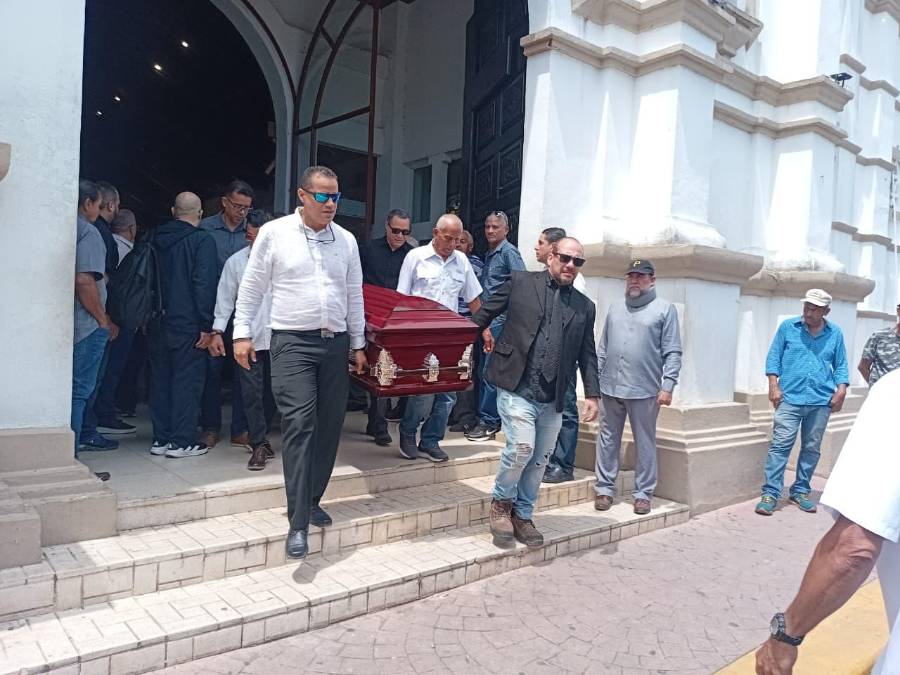 Dan el último adiós en Chitré al profesor José Luis Solís