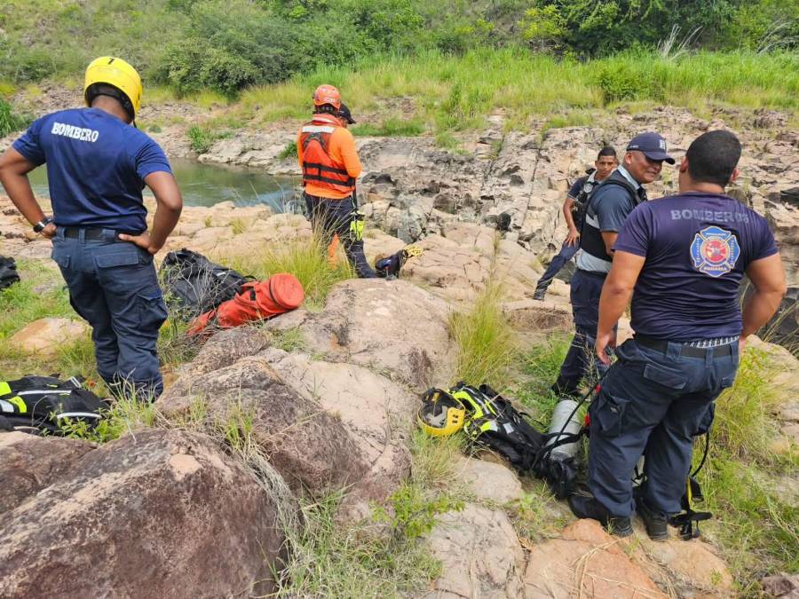 Los bomberos recomendaron a las personas no acercarse a las zonas de riesgo.